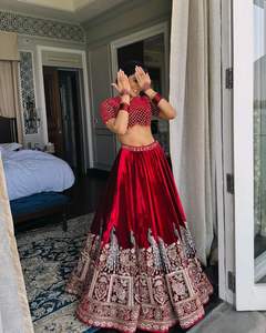 Dernière tenue de créateur à feuilles persistantes en velours de qualité supérieure Lehenga Choli & Dupatta avec broderie à séquences de cordons lourds à vendre - Product Image 4