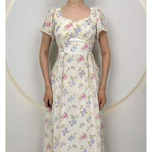 Vestido de Crepé Transpirable 2134 con Cuello Cuadrado, Cintura Natural y Diseño Estampado - Product Image 5