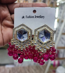 Boucles d'oreilles traditionnelles et tendance indiennes plaquées or Kundan avec perles et boucles d'oreilles Bollywood pour femmes et filles - Product Image 6