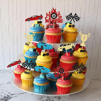 Rendez votre fête à thème de course excitante avec des décorations de cupcake de voiture de course avec des drapeaux de feux de circulation volants et des trophées