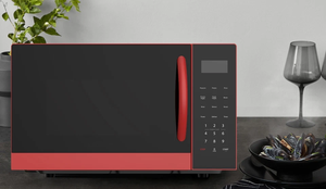 Four à micro-ondes de comptoir Frigidaire 0,9 pi³ rouge, compact et puissant - Product Image 3