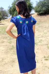 Vestido Mexicano de Algodón con Bordado Floral a Mano, Costuras Alrededor del Cuello, Detalle Elástico en las Mangas, Corte en A, para Verano - Product Image 2
