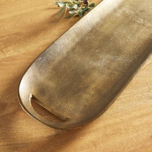 Bandeja decorativa de aluminio fundido de latón reutilizable rústica moderna larga para servir y exhibir-Bandeja de mesa con acento superior - Product Image 2