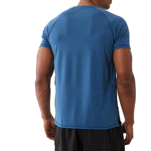 T-shirt de sport premium pour homme avec logo personnalisé, coupe performance, tissu respirant et extensible, idéal pour la gym, l'entraînement, la course et les activités sportives - Product Image 3