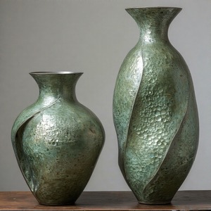 Vase aux tons de mousse de feuille de rouille avec finition esthétique faite à la main Vase en métal de designer Accent artisanal exquis pour la décoration intérieure - Product Image 3