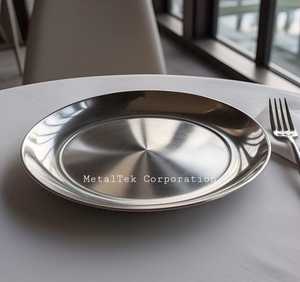 Assiette à dîner ronde en acier inoxydable plaqué or, plateau de vaisselle design classique de haute qualité pour hôtel restaurant traiteur de luxe - Product Image 5