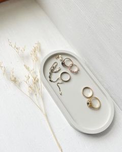 Elegante bandeja de cerámica blanca para servir, diseñada para resaltar la belleza de alimentos y postres coloridos - Product Image 1