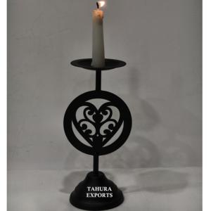 Elegante Candelabro de Hierro Negro con Forma de Corazón, Estilo Moderno y Sofisticado para un Brillo en Espacios Minimalistas y Serenos - Product Image 1