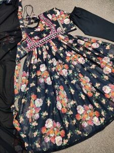 Belle coupe Naira Long Kurti-Bottom avec Dupatta avec impression de fleurs numériques fantaisie avec broderie et paillettes - Product Image 2