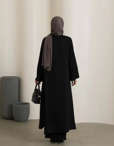 Robe longue d'été modeste en crêpe unie à manches longues et coupe droite avec taille naturelle et cristal - Product Image 2