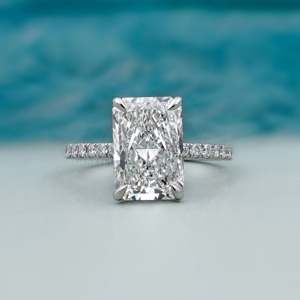 Anillo de compromiso de oro blanco con diamante de talla radiante certificado por IGI, con banda pavé, engaste de 4 puntas y halo oculto - Product Image 1