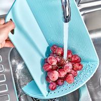 Planche à découper pliable en plastique Afossa avec passoire, compatible lave-vaisselle, gain de place, écologique, multifonction, design de cuisine pratique