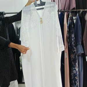 Élégant modeste brodé à la main femmes belle Premium Abayas formelle traditionnelle Dubaï robes tissu respirant - Product Image 1