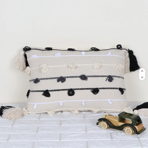 Housse de coussin carrée en coton 100% avec fermeture éclair, texture brodée, moderne, blanc cassé, noir, à grosses boucles, à rayures et à pompons - Product Image 1