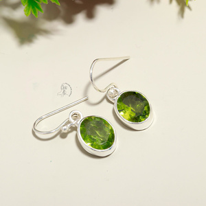 Pendientes colgantes de plata de ley 925 fina al por mayor atractivos pendientes de joyería facetados con bisel de corte ovalado de piedra de peridoto - Product Image 3