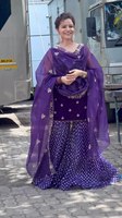 Robe d'hiver de luxe brodée en Georgette Modal lourde et pure, style culturel Punjabi, inspirée de la tenue de l'actrice indienne de la série télévisée Rubina Dilaik
