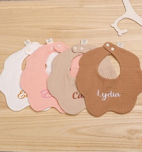 Bavoir personnalisé en lin 100% brodé, style japonais, à volants festonnés, couleur bleu rose, monogramme brodé - Product Image 5