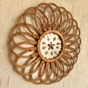 Vente en gros de décoration murale en rotin abstrait rustique Accents muraux faits à la main en forme de fleur de nacre Origine du Vietnam - Product Image 5