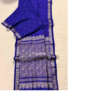 Sutra brokat kustom Saree dalam warna biru dengan pinggiran emas ideal untuk dijual kembali oleh desainer pakaian dan toko kain