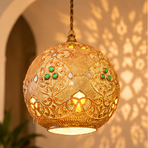 Lanterne marocaine artisanale en laiton doré avec gravures florales complexes et accents de pierres précieuses colorées – Luminaire suspendu oriental de luxe - Product Image 1