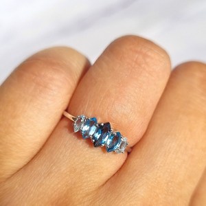 Anillo de promesa apilable de topacio azul degradado, minimalista, para mujer, plata de ley 925, piedra de nacimiento de diciembre, degradado - Product Image 3