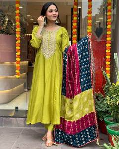 Salwar Kameez pakistanaise élégante de qualité supérieure pour femmes avec broderie traditionnelle et design élégant au meilleur prix - Product Image 1
