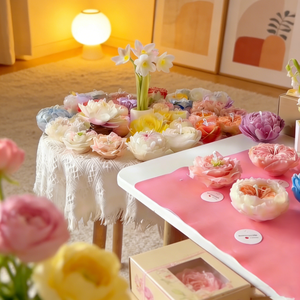 Velas Aromáticas con Flores, Diseño de Lujo en Marrón, con Aroma a Jazmín, Forma de Peonía, Logotipo Azul, Decoración con Formas de Coronas Azules - Product Image 2