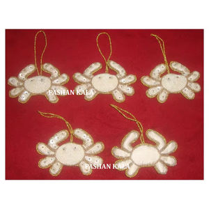Adorno colgante de Navidad Zari hecho a mano de diseño antiguo en forma de cangrejo, adorno bordado Zari hecho a mano con acabado fino - Product Image 1