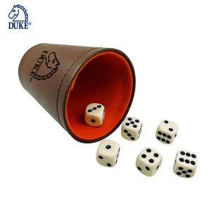 Gobelet à dés en cuir fuselé personnalisé - Product Image 1