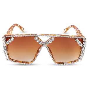 Las increíbles gafas de sol elevan incluso los atuendos sencillos a looks listos para una fiesta, con lentes de cristal que brindan una experiencia visual más natural. - Product Image 4