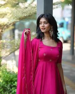 Sinfonía de Ira en seda hilada con historias del tiempo que sostienen el calor de la cultura en cada pliegue que fluye suavemente a través del sueño festivo - Product Image 3