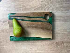 Tabla de Cortar Decorativa de Resina y Madera, Hecha de Madera de Acacia y Mango, Apta para Cortar y Servir - Product Image 5