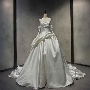 Robe de mariée moderne brillante NT59 à col bateau long, avec volants, dentelle, fleurs et appliques en cristal, avec manches - Product Image 1