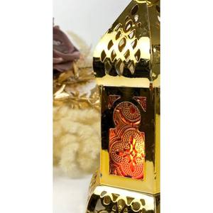 Glamorosas Lámparas Metálicas Doradas y de Cristal que Crean una Atmósfera Relajante que Complementa las Oraciones Nocturnas de Taraweeh - Product Image 2
