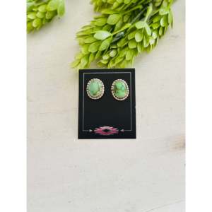 Pendientes Navajo Hechos a Mano con Turquesa de la Montaña Sonora y Plata de Ley, Artículo Coleccionable Cultural - Product Image 1
