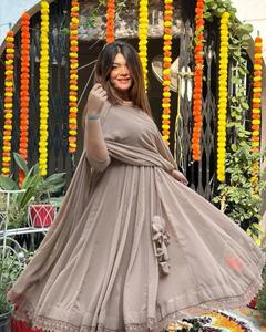 Elegante traje de encaje monocromático tradicional para un hermoso aspecto atemporal para ropa india y pakistaní - Product Image 3