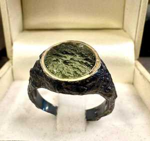 Bague pour homme moldavite fabriquée à la main en argent texturé 925 avec incrustations plaquées or-cadeau d'anniversaire de style brutaliste cadeau d'anniversaire - Product Image 2