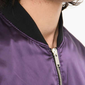Chaqueta de bombardero de satén para hombre a precio de fábrica con cuello levantado y logotipo frontal chaqueta de invierno impermeable personalizable al por mayor - Product Image 6