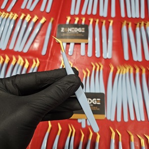 Pinzas para Pestañas de Acero Inoxidable con Logotipo Personalizado Más Vendidas, Punta Dorada de Alta Calidad, Recubrimiento en Polvo Azul, Agarre Suave, Empaque Personalizado - Product Image 2