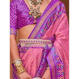 Sari en soie imprimé Patola rose exquis avec chemisier pour les occasions festives et les mariages - Product Image 3