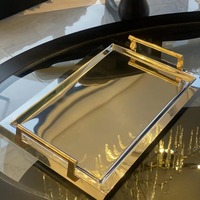 Beau plateau de service luxueux en métal robuste pour les décors de table à dîner à la mode incroyables pour l'hôtel et la maison