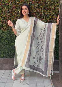 ชุดเดรสอินเดียแบบดั้งเดิมผ้าไหมโรมันคุณภาพพรีเมียม ยาวคลุมเท้า พร้อมกางเกงและผ้าคลุมไหล่ สำหรับผู้หญิงในงานปาร์ตี้ - Product Image 3