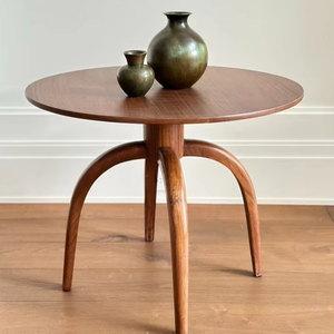 โต๊ะข้างทำจากไม้ที่น่าดึงดูดใจพร้อมพื้นผิวไม้ขัดเงาและฐานที่มีโครงสร้างทำให้เป็นอุปกรณ์ตกแต่งที่ยอดเยี่ยม - Product Image 1