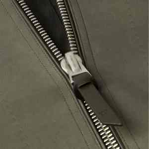 Chaqueta bomber cómoda de secado rápido con logotipo frontal y cuello levantado personalizado para hombre - Product Image 6