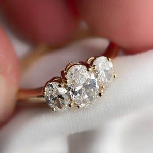 Anillo de Compromiso con Tres Diamantes Ovalados de 1.50 Quilates CVD Cultivados en Laboratorio, Anillo de Boda en Oro Amarillo Sólido de 14K, Joyería Fina - Product Image 3