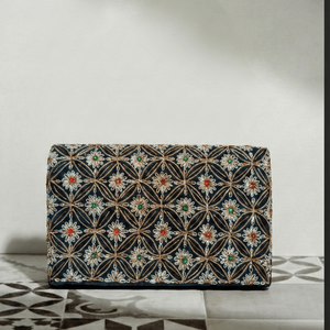 Pochette de soirée brodée Zardozi Jali Bloom avec décoration en laiton, cristaux et perles, sac à main de mariée - Product Image 5