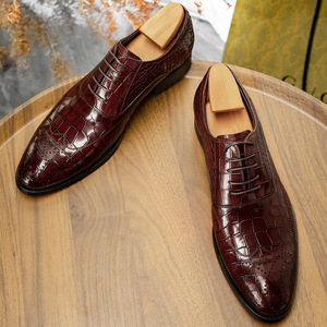 Nuevos zapatos brogue de estilo británico para hombres jóvenes con diseño de cordones, calzado informal de negocios de cuero genuino. - Product Image 2