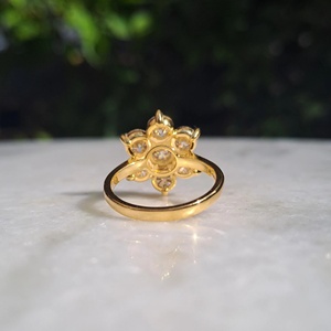 แหวนเพชรทองคำแท้ 18K สำหรับผู้หญิง ทรงกลมเจียระไนแบบบริลเลียนท์ รูปทรงดอกไม้ ประดับเพชรแบบหนามเตย แหวนหมั้นคลาสสิก - Product Image 3
