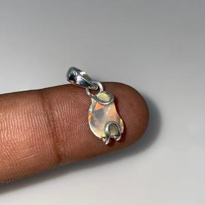 Colgante Artesanal de Latón Plateado con Ópalo Natural Etíope Multifuego, Joyería Vintage para Niños, Certificado por Terceros - Product Image 1