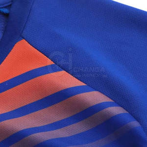 Uniforme de football pour hommes respirant en polyester 100% à séchage rapide et léger, taille personnalisée avec logo personnalisé - Vente en gros et durable - Product Image 4